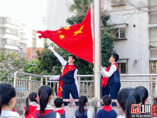 深圳一校长升旗仪式上连做71个俯卧撑